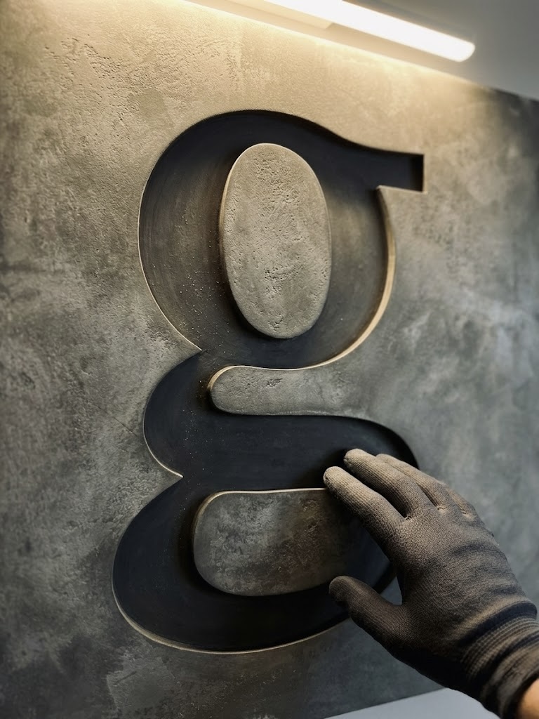 Detail of the GGG relief surface – Microfino Greige microcement, satin-soft to the touch